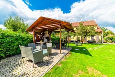 Venkovní posezení s grilem.